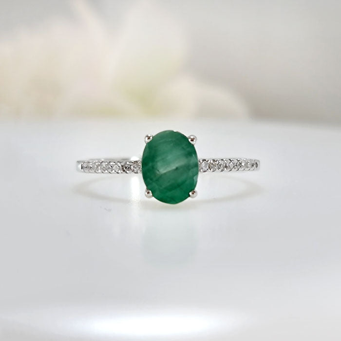 Trendy Emerald Ring- Versatile Style Perfect For Both Casual Elegance & Formal Occasions