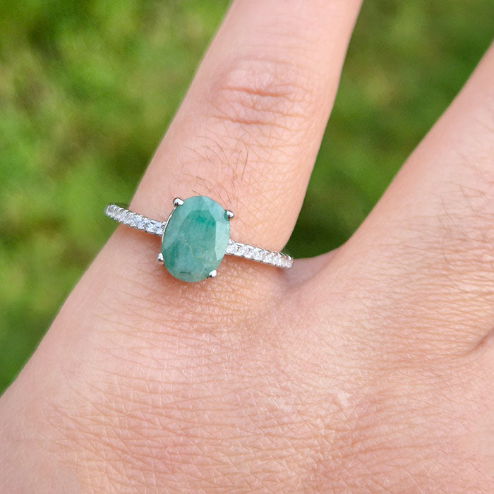 Trendy Emerald Ring- Versatile Style Perfect For Both Casual Elegance & Formal Occasions