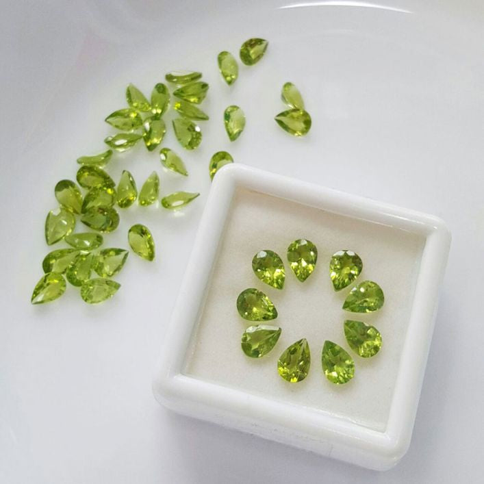 PERIDOT -Pear Shape (5 mm x 7 mm)