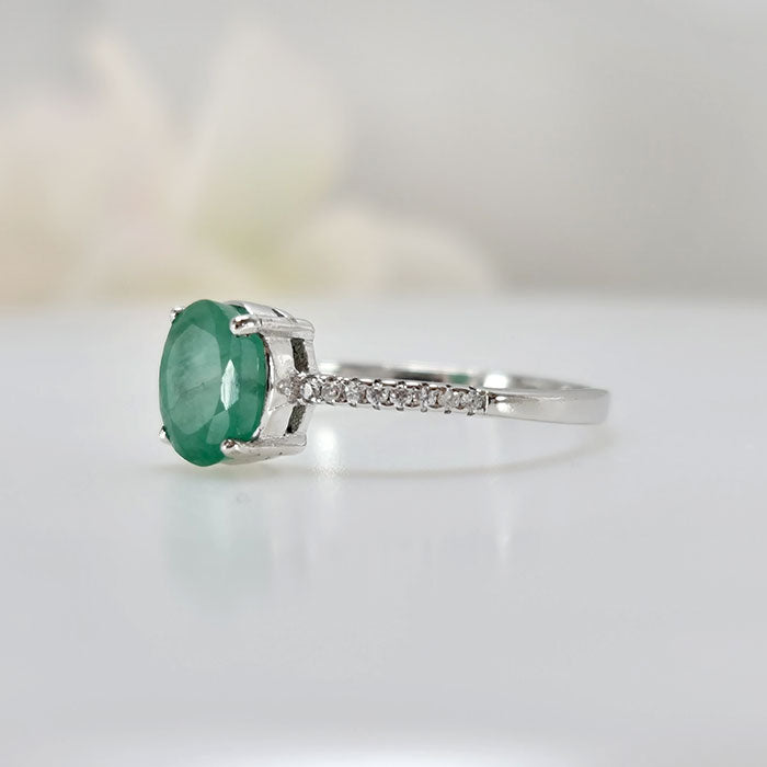 Trendy Emerald Ring- Versatile Style Perfect For Both Casual Elegance & Formal Occasions
