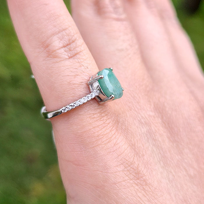 Trendy Emerald Ring- Versatile Style Perfect For Both Casual Elegance & Formal Occasions