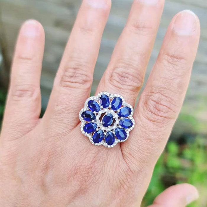 Feminine Elegance With Statement – Couture-Style Oval Sapphire Wedding Ring