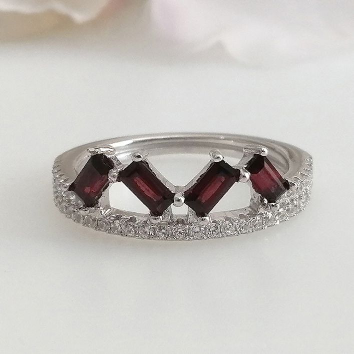  Garnet ZigZag Ring