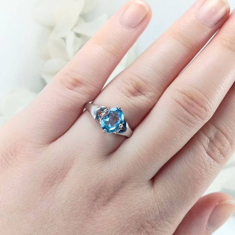 Hand model wearing the Celeste Azure ring