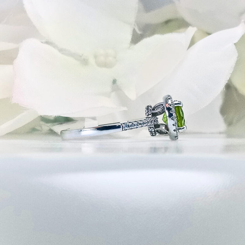 highlighting the sleek 925 sterling silver band and vibrant peridot gem