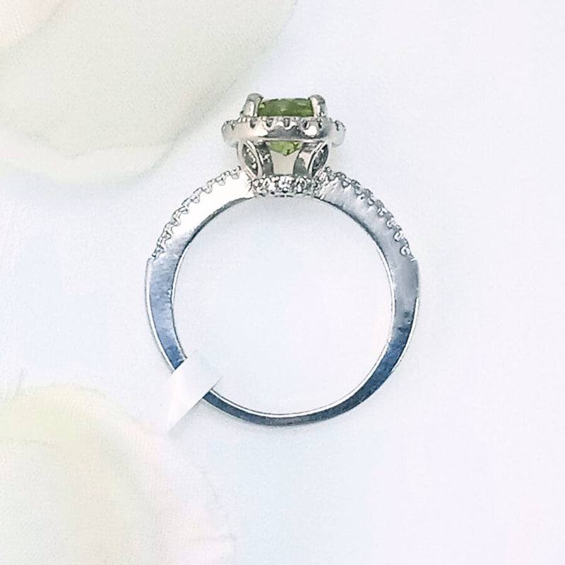 highlighting the sleek 925 sterling silver band and vibrant peridot gem