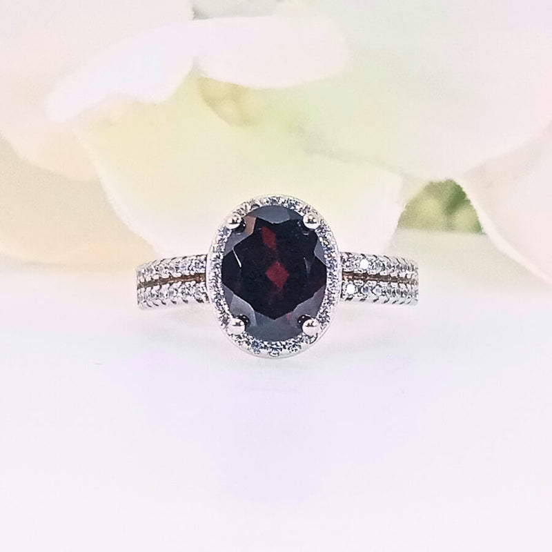 Authentic 925 sterling silver garnet ring for women, featuring a deep red gemstone. High-quality, original design symbolizing strength, success, and friendship. Perfect for weddings, parties, and as a January birthstone gift