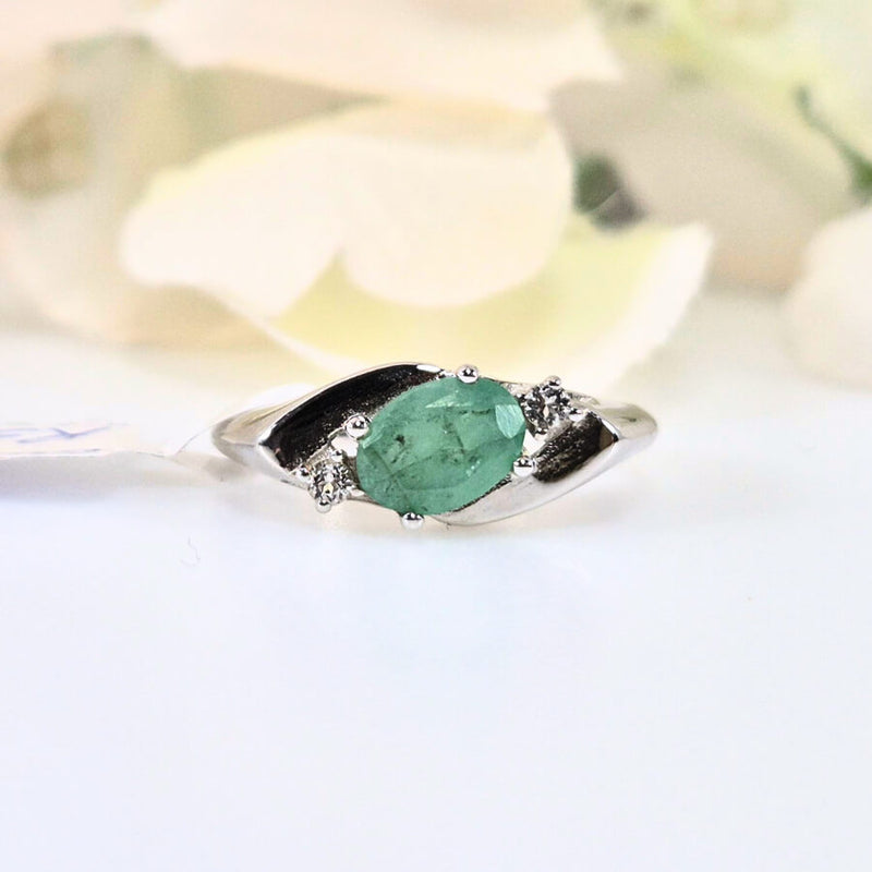 Authentic 925 sterling silver emerald ring for women, featuring a vibrant green gemstone. High-quality, original design symbolizing prosperity and wisdom. Front view showcasing the elegant craftsmanship