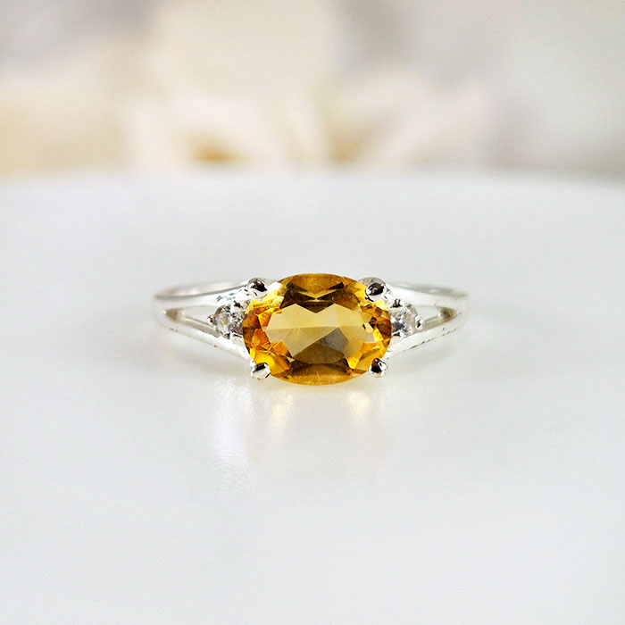 Elegant oval citrine silver ring featuring a vibrant yellow gemstone set in a polished 925 sterling silver band, showcasing a timeless design with a stunning gemstone centerpiece.