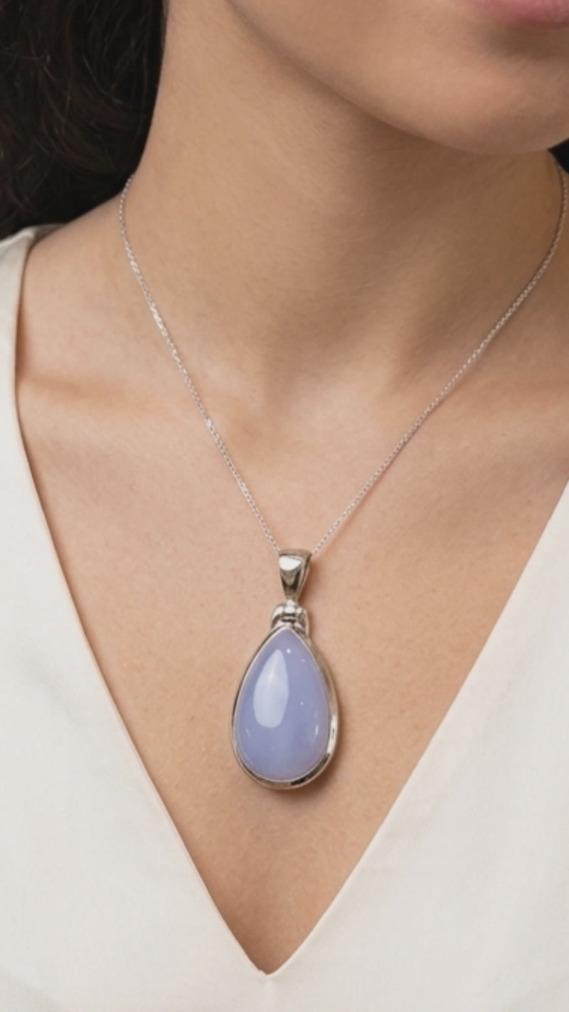 Chalcedony Pendant (9.42 gms)