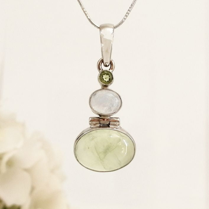 Prehnite Pendant with Peridot & Moonstone (7.96 gms)