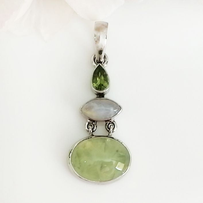 Prehnite Pendant with Peridot & Moonstone (7.81 gms)
