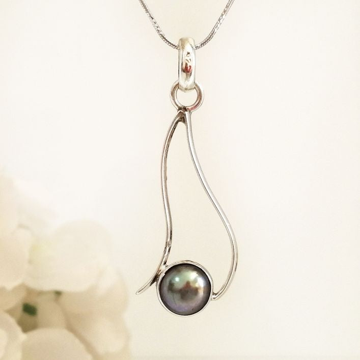 Fortuitous Pendant - Black Pearl