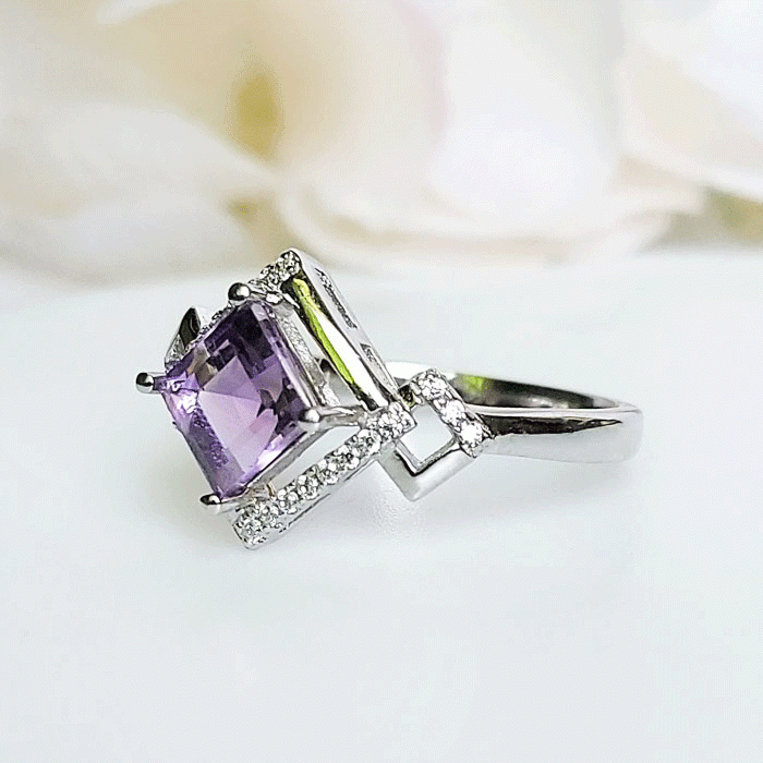 Star lot : An attractive amethyst and blue topaz ring set in sterling  silver. Amethyst a weight of 6